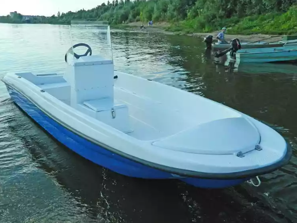 Стеклопластиковая лодка Пингвин с консолью (тримаран) в Чебоксарах