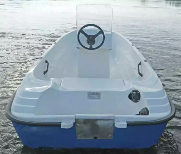 Стеклопластиковая лодка Пингвин с консолью (тримаран) в Чебоксарах