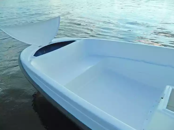 Стеклопластиковая лодка Пингвин с консолью (тримаран) в Чебоксарах