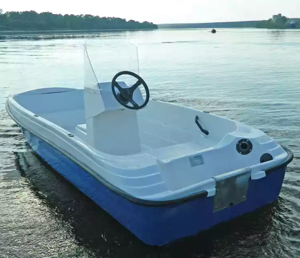 Стеклопластиковая лодка Пингвин с консолью (тримаран) в Чебоксарах