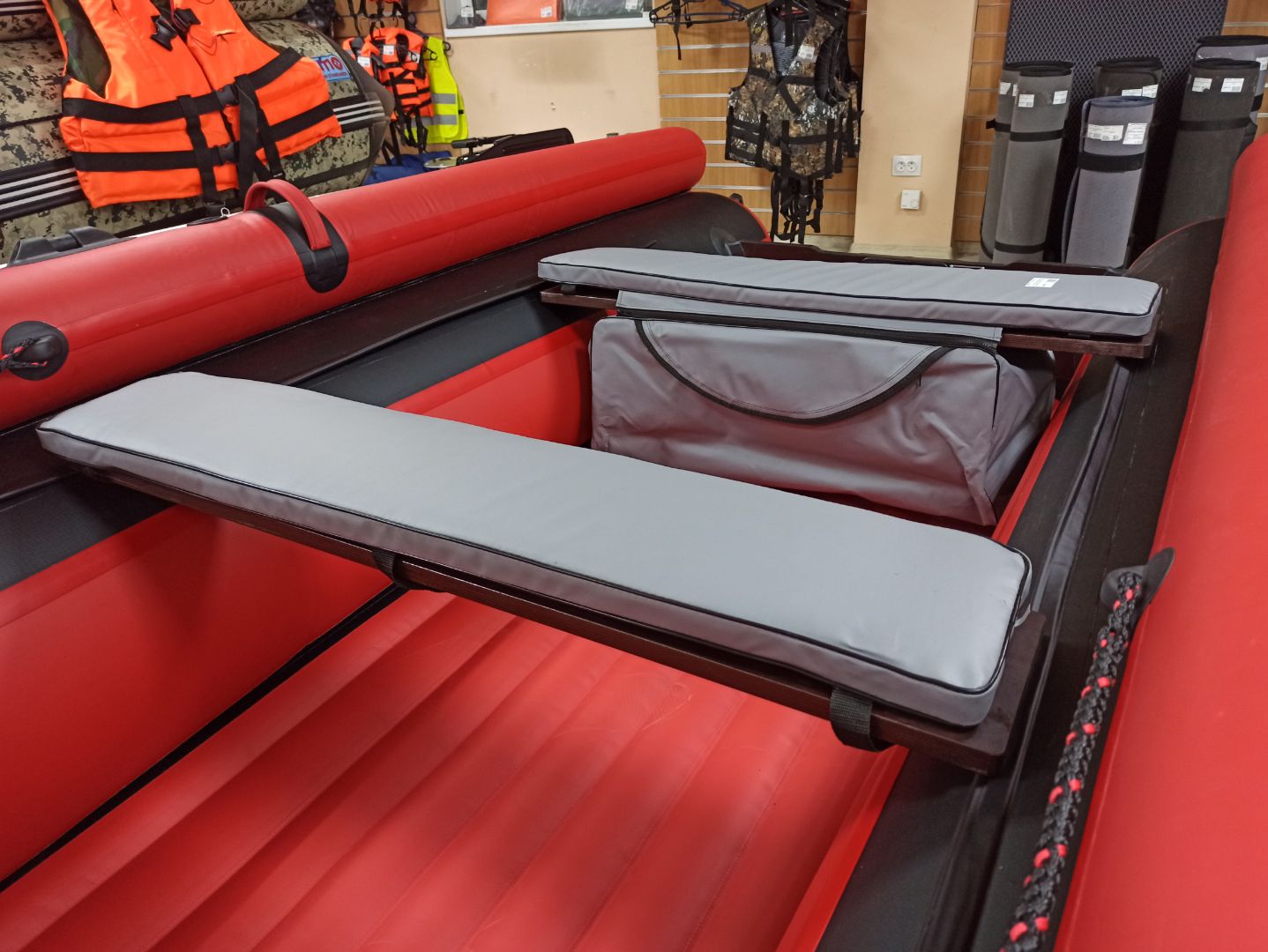 КОМПЛЕКТ МЯГКИХ НАКЛАДОК С СУМКОЙ ДЛЯ ЛОДОК 90Х20 СЕРЫЙ в Чебоксарах