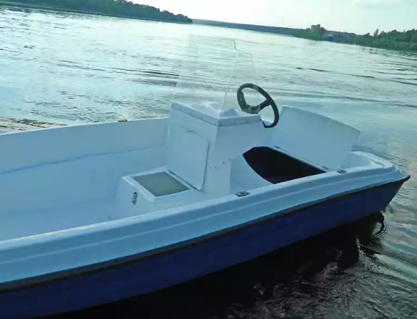 Стеклопластиковая лодка Пингвин с консолью (тримаран) в Чебоксарах