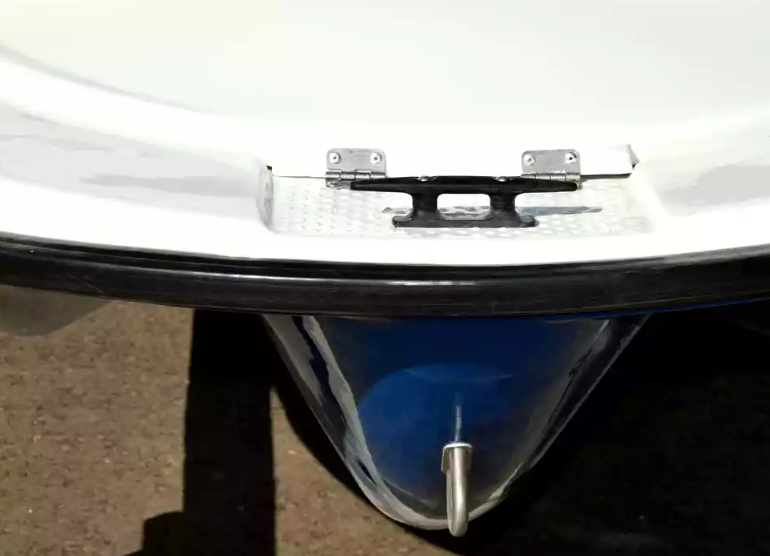 Стеклопластиковая лодка Пингвин с консолью (тримаран) в Чебоксарах