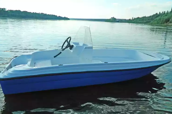 Стеклопластиковая лодка Пингвин с консолью (тримаран) в Чебоксарах