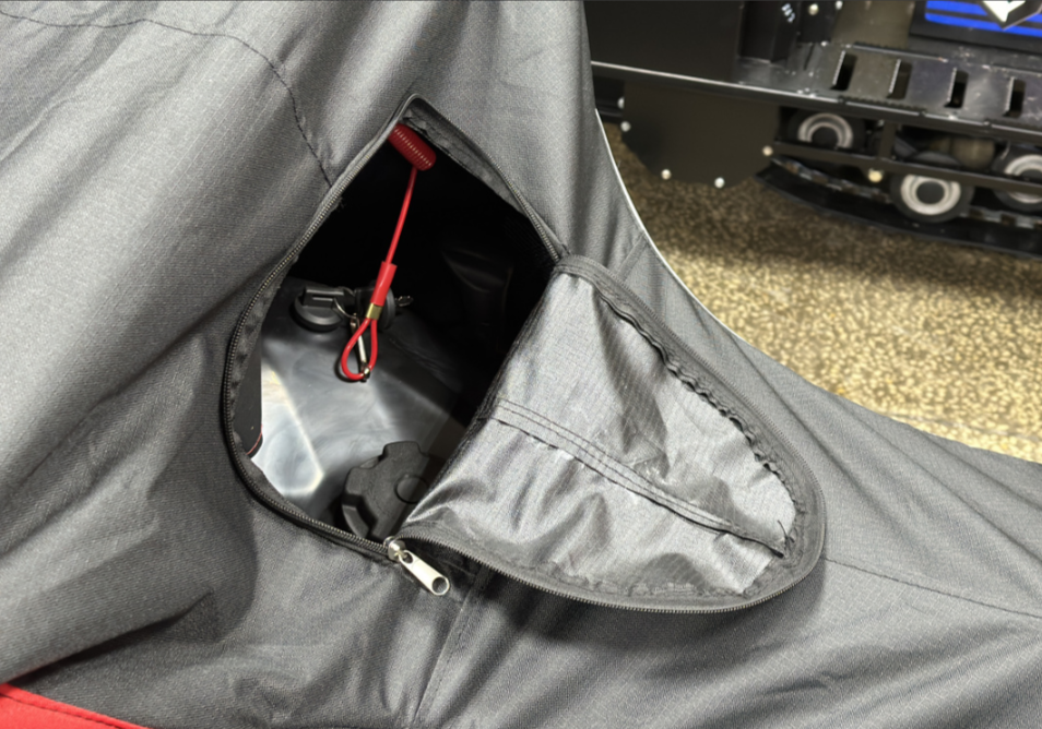 Чехол транспорт. снегохода IKUDZO HUNTER черно-красный Оксфорд ПРЕМИУМ качества с лого IKUDZO в Чебоксарах