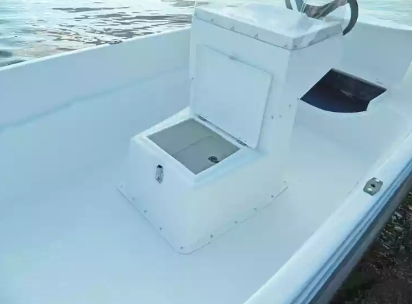 Стеклопластиковая лодка Пингвин с консолью (тримаран) в Чебоксарах