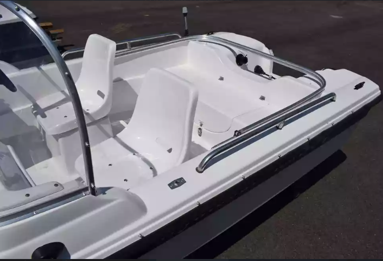 Стеклопластиковый катер Wyatboat-430 DC (тримаран) в Чебоксарах