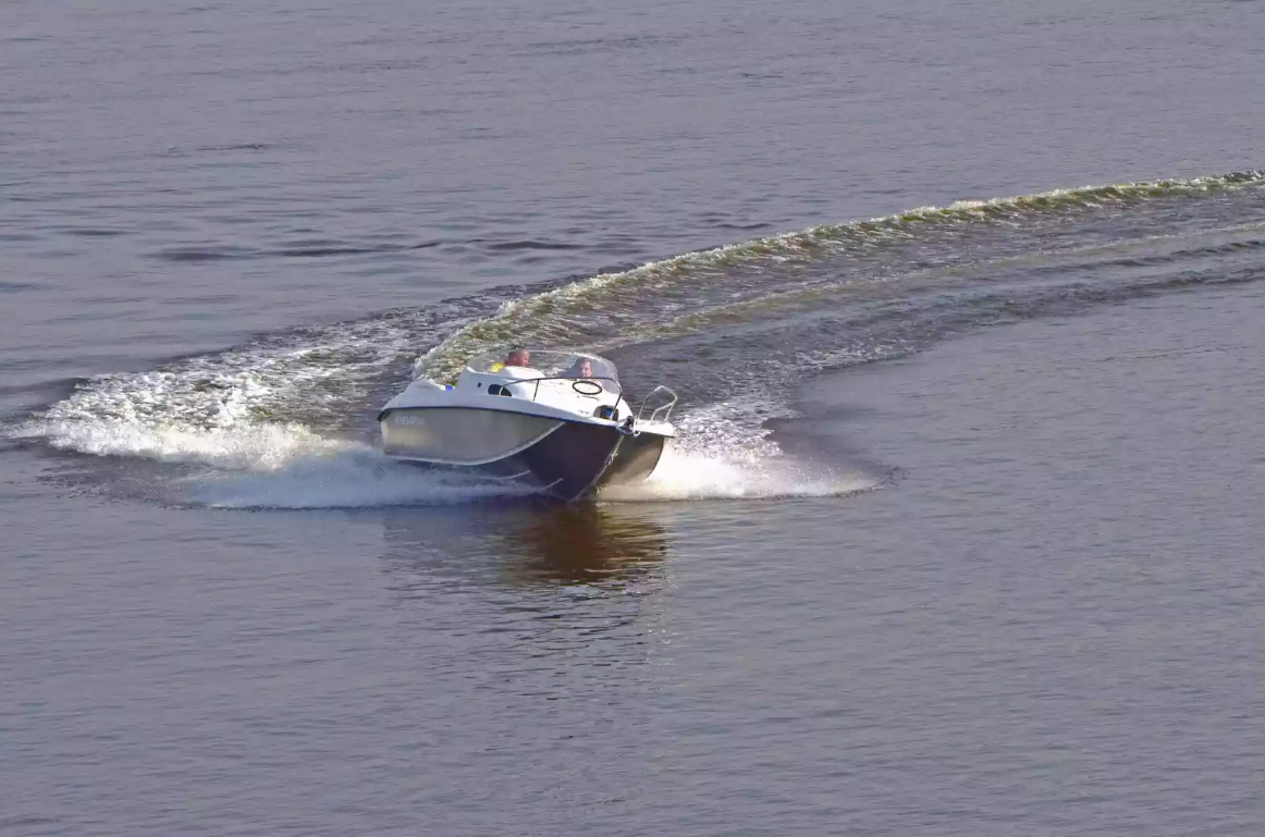 Комбинированный катер Neman-530 с каютой в Чебоксарах