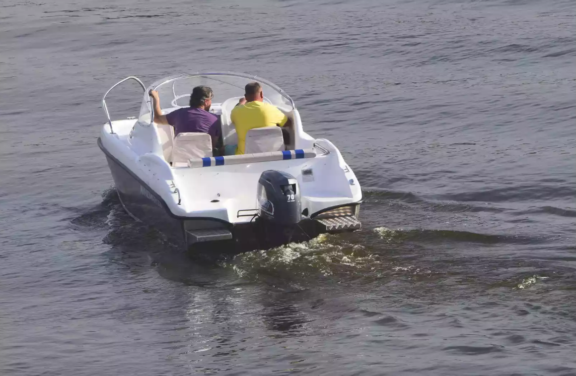 Комбинированный катер Neman-530 с каютой в Чебоксарах