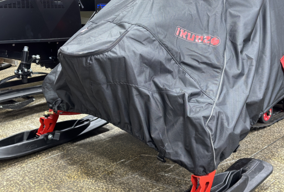Чехол транспорт. снегохода IKUDZO HUNTER черно-красный Оксфорд ПРЕМИУМ качества с лого IKUDZO в Чебоксарах