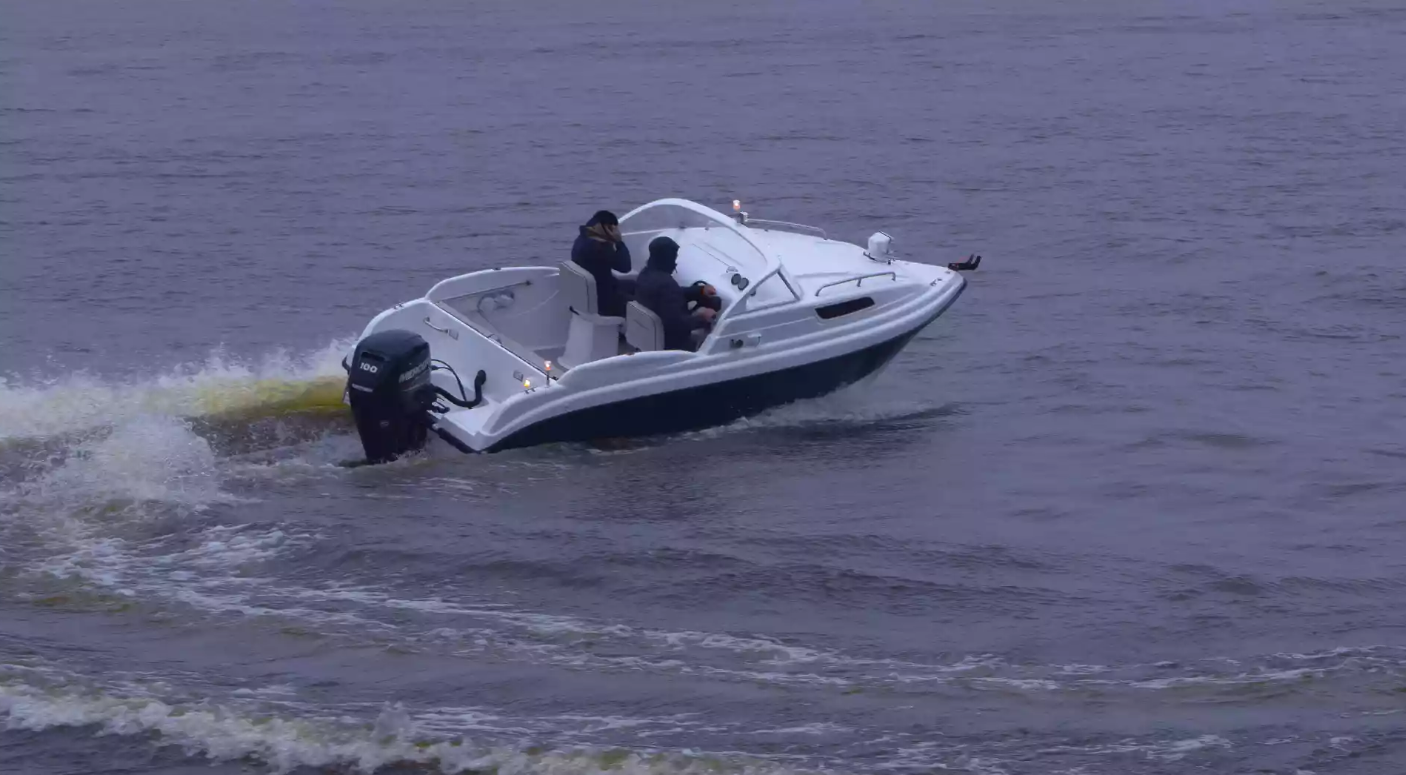 Стеклопластиковый катер Neman-550 с каютой в Чебоксарах