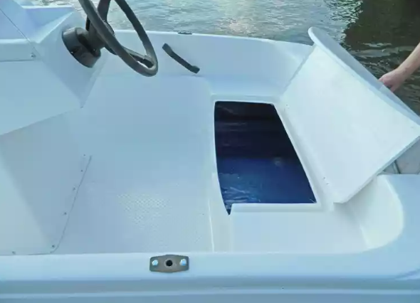 Стеклопластиковая лодка Пингвин с консолью (тримаран) в Чебоксарах